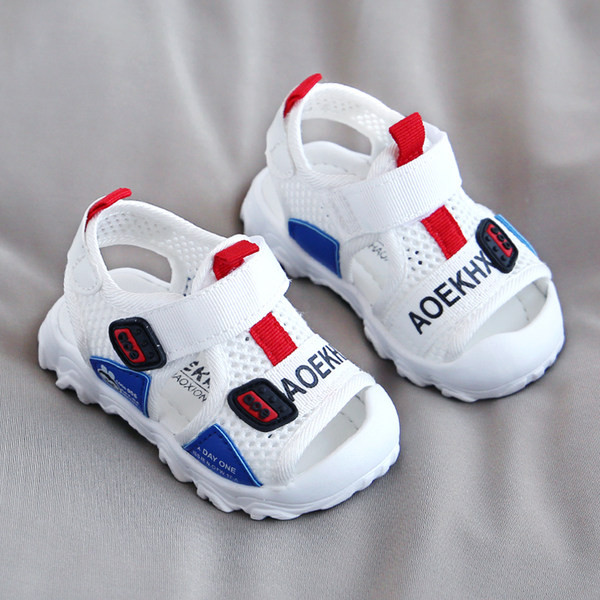 Erinevates värvitoonides kleebiste ja võrguga laste sandaalid