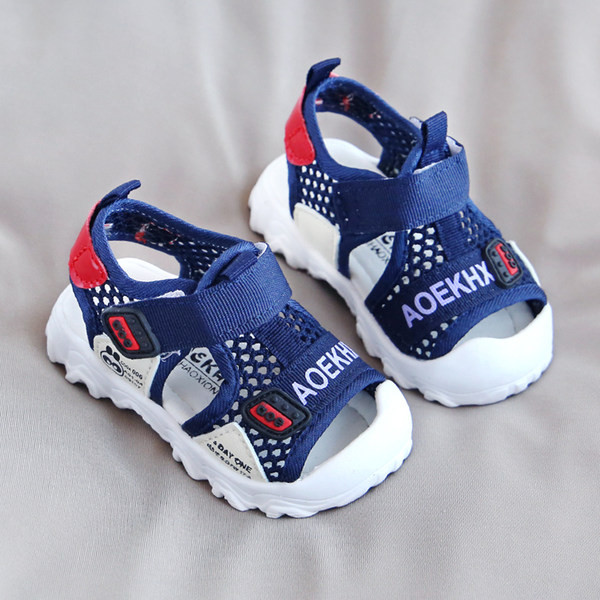Erinevates värvitoonides kleebiste ja võrguga laste sandaalid