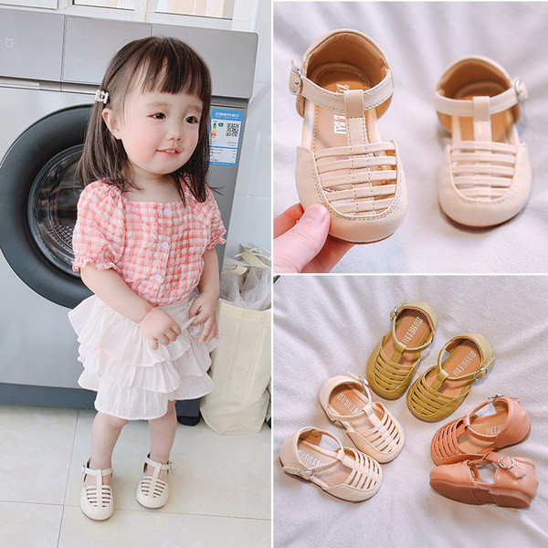 Zatvorene dječje sandale s metalnim kopčanjem od eko kože