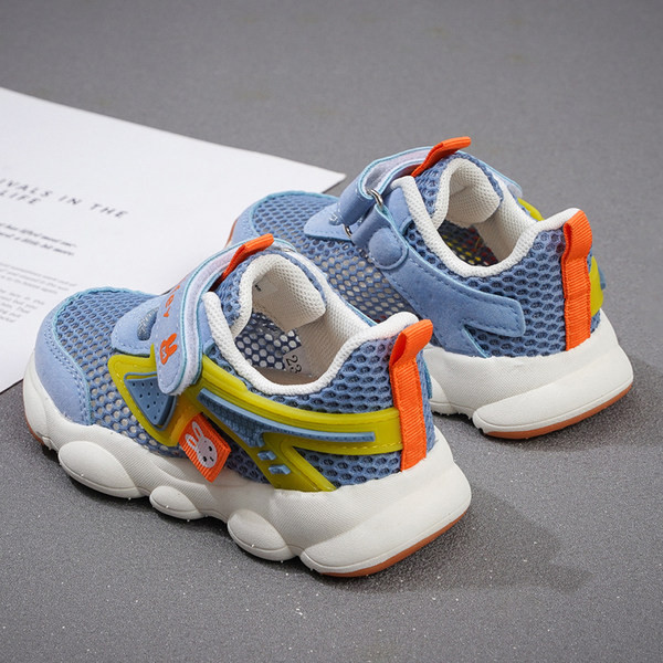 Beebi tossud takjakinnituse ja paeltega