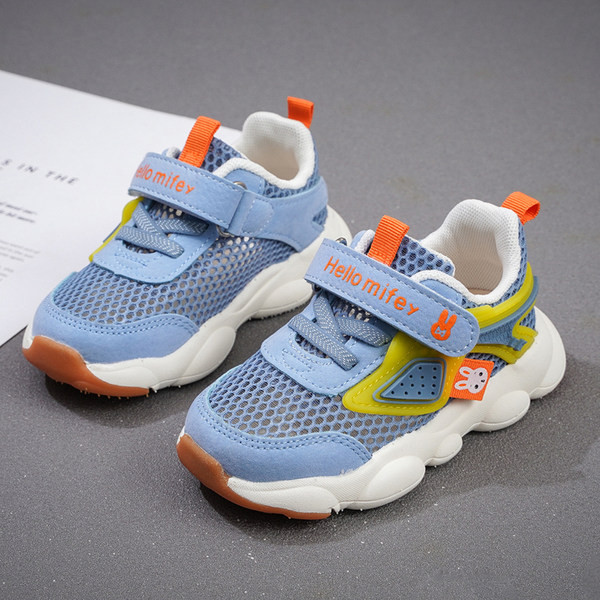 Beebi tossud takjakinnituse ja paeltega