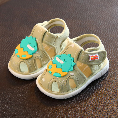 Бебешки обувки с лепенки и равна подметка и 3D елемент