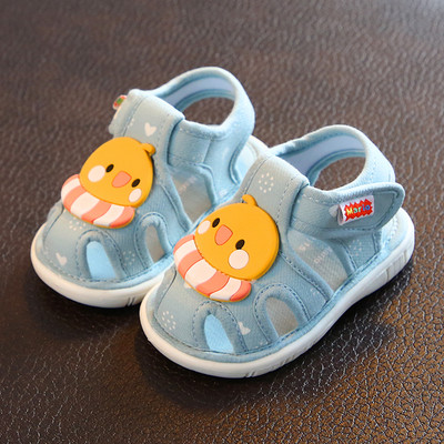 Бебешки обувки с лепенки и равна подметка и 3D елемент