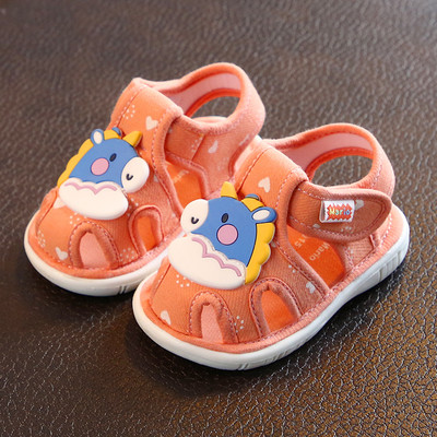 Бебешки обувки с лепенки и равна подметка и 3D елемент