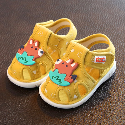 Бебешки обувки с лепенки и равна подметка и 3D елемент