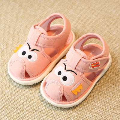 Бебешки обувки с лепенки и равна подметка и 3D елемент