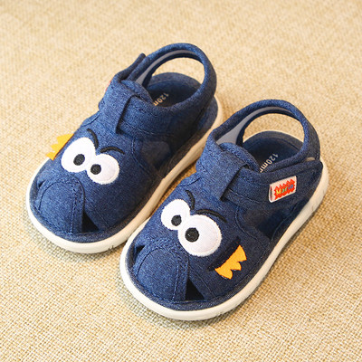 Бебешки обувки с лепенки и равна подметка и 3D елемент