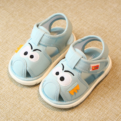 Бебешки обувки с лепенки и равна подметка и 3D елемент