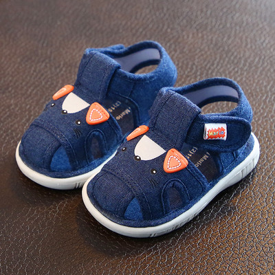 Бебешки обувки с лепенки и равна подметка и 3D елемент