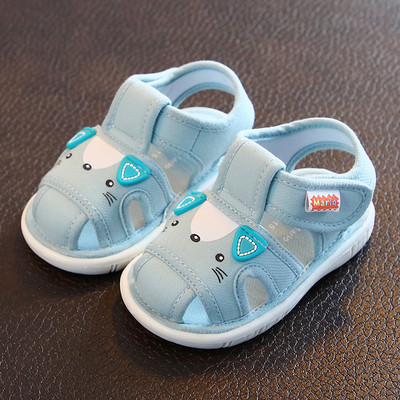 Бебешки обувки с лепенки и равна подметка и 3D елемент