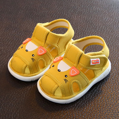 Бебешки обувки с лепенки и равна подметка и 3D елемент