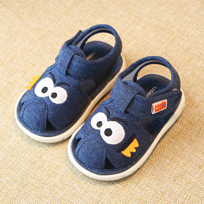 Бебешки обувки с лепенки и равна подметка и 3D елемент