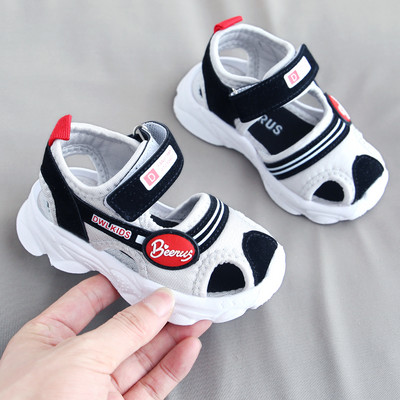 Kareda talla ja takjakinnitusega beebikinnised sandaalid