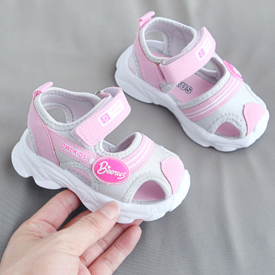 Kareda talla ja takjakinnitusega beebikinnised sandaalid
