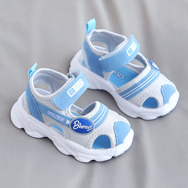 Kareda talla ja takjakinnitusega beebikinnised sandaalid