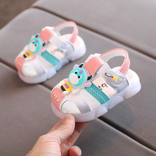 3D aplikatsiooni ja takjakinnitusega beebisandaalid poistele