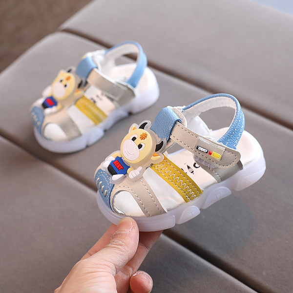 3D aplikatsiooni ja takjakinnitusega beebisandaalid poistele