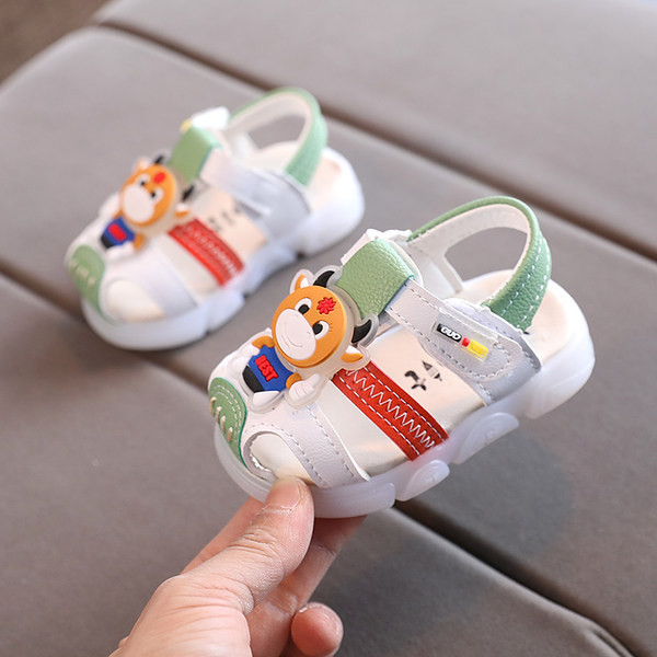 3D aplikatsiooni ja takjakinnitusega beebisandaalid poistele