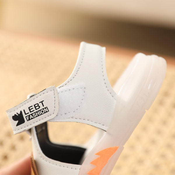 Aplikatsiooniga ökonahast beebisandaalid