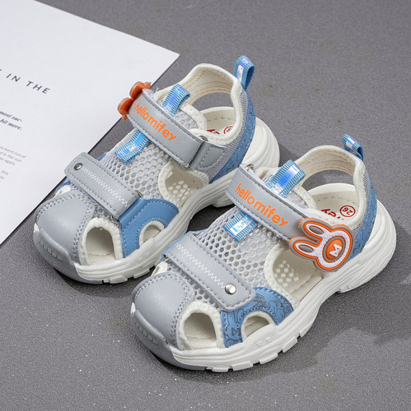 Poistele sobivad kleebiste ja võrguga beebisandaalid