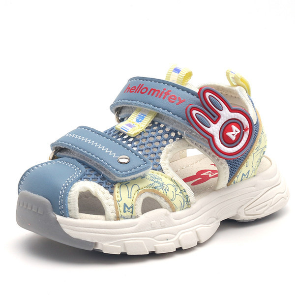 Poistele sobivad kleebiste ja võrguga beebisandaalid