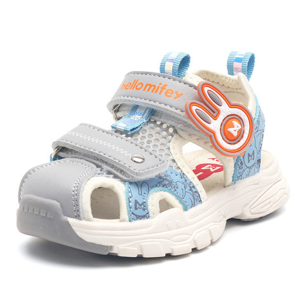 Poistele sobivad kleebiste ja võrguga beebisandaalid