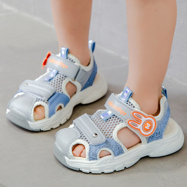 Poistele sobivad kleebiste ja võrguga beebisandaalid