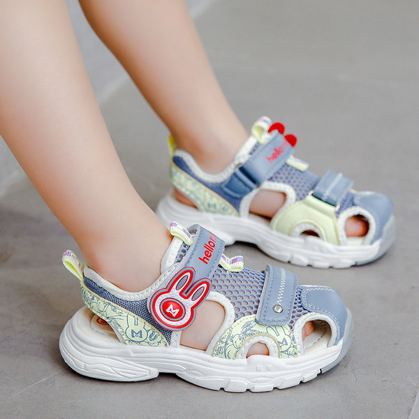 Poistele sobivad kleebiste ja võrguga beebisandaalid