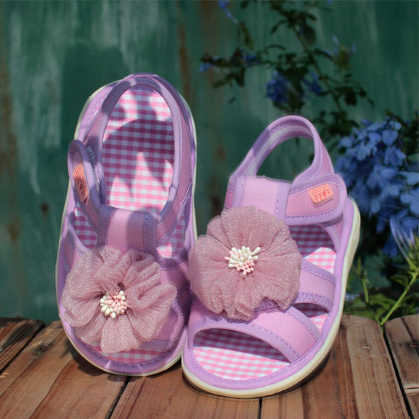 Kleebiste ja 3D kaunistusega beebisandaalid