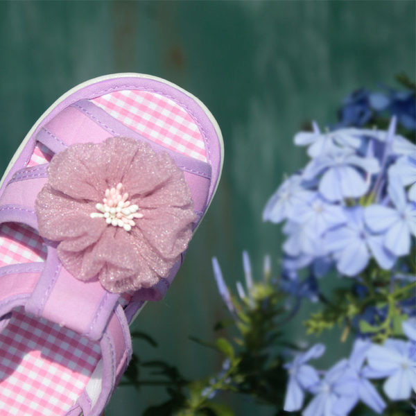 Kleebiste ja 3D kaunistusega beebisandaalid