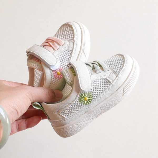 Tikitud lille- ja takjakinnitusega beebikingad