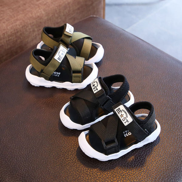 Kolmes värvitoonis beebi sandaalid ja poistele sobivad kleepsud