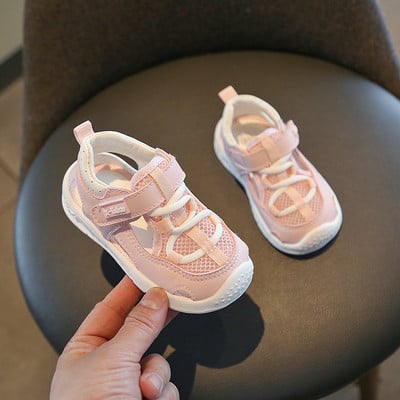 Затворени бебешки сандали с велкро закопчаване и надпис 