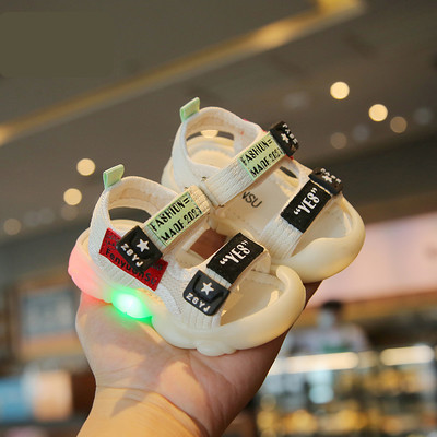 Beebi sandaalid takjakinnituse ja pealdisega