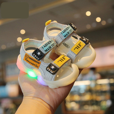 Beebi sandaalid takjakinnituse ja pealdisega