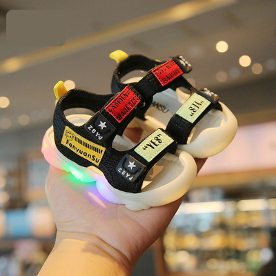 Beebi sandaalid takjakinnituse ja pealdisega