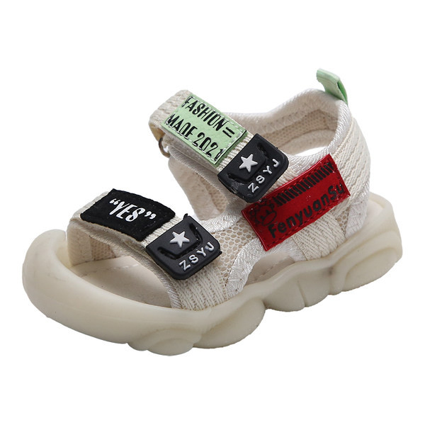 Beebi sandaalid takjakinnituse ja pealdisega