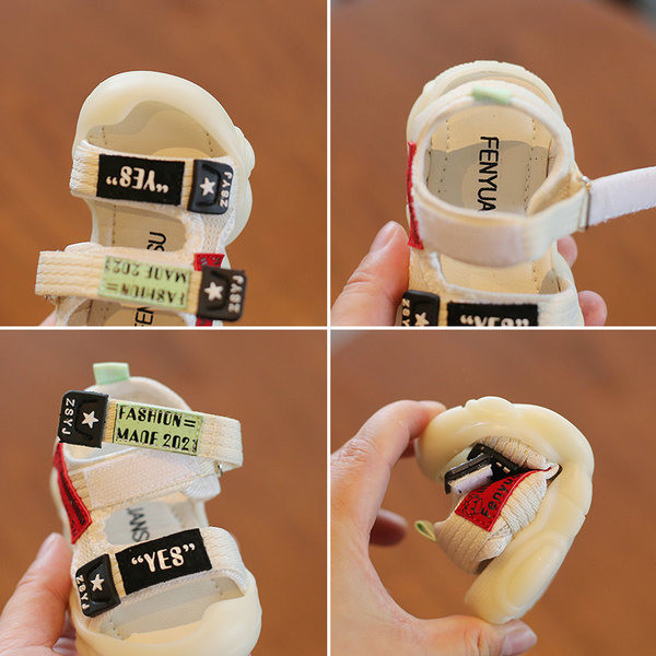 Beebi sandaalid takjakinnituse ja pealdisega