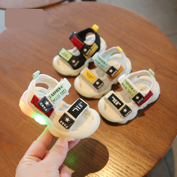 Beebi sandaalid takjakinnituse ja pealdisega