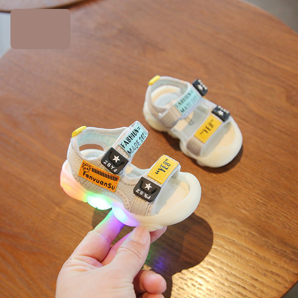 Beebi sandaalid takjakinnituse ja pealdisega