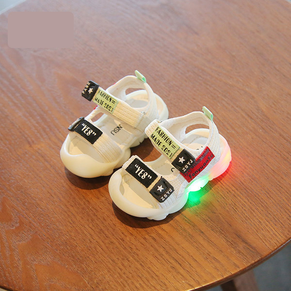 Beebi sandaalid takjakinnituse ja pealdisega