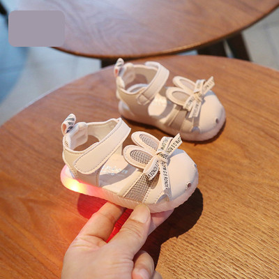 Beebi helendavad takjakinnitusega sandaalid tüdrukutele