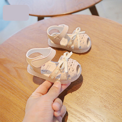 Beebi helendavad takjakinnitusega sandaalid tüdrukutele