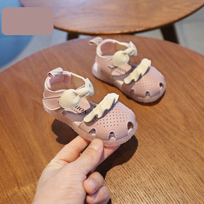 Beebi helendavad takjakinnitusega sandaalid tüdrukutele