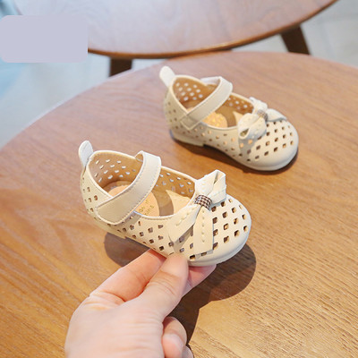 Beebi helendavad takjakinnitusega sandaalid tüdrukutele