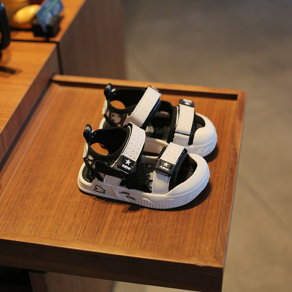 Takjakinnitusega beebisuvised sandaalid poistele