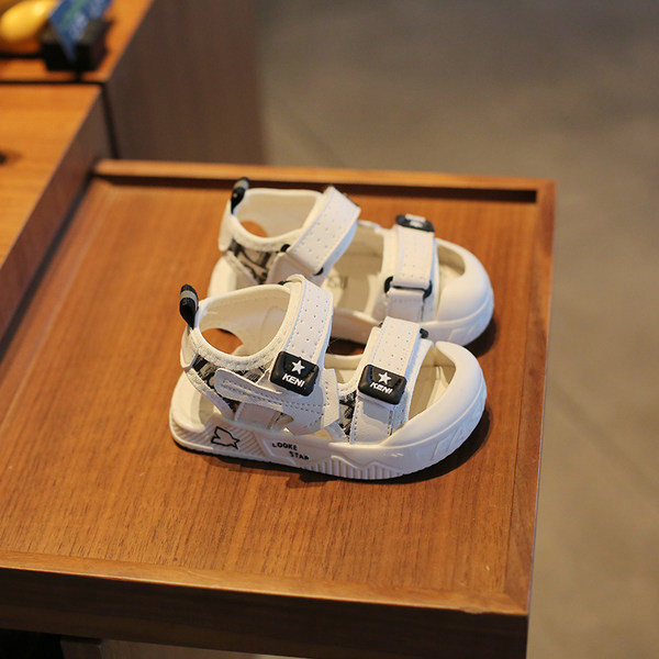 Takjakinnitusega beebisuvised sandaalid poistele