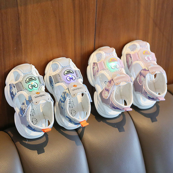 Kahes värvitoonis helendavad takjapaelaga sandaalid