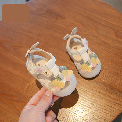 Бебешки сандали с велкро закопчаване и 3D декорация 