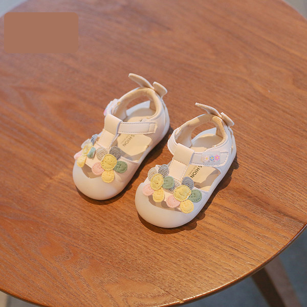 Бебешки сандали с велкро закопчаване и 3D декорация 
